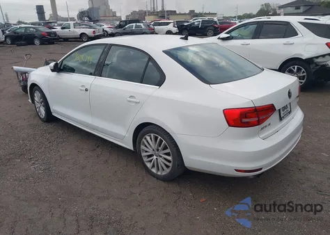 2015 Volkswagen Jetta 1.8T Se z USA, uszkodzony, nr VIN 3VWD17AJ5FM307942